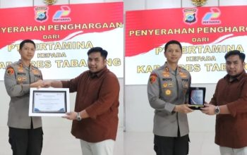 Penyerahan piagam penghargaan dari Pertamina kepada Kapolres Tabalong