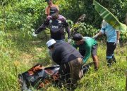Polisi melakukan pemeriksaan di lokasi penemuan mayat di kebun warga