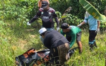 Polisi melakukan pemeriksaan di lokasi penemuan mayat di kebun warga