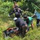 Polisi melakukan pemeriksaan di lokasi penemuan mayat di kebun warga