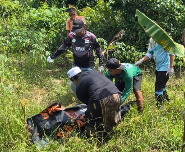 Polisi melakukan pemeriksaan di lokasi penemuan mayat di kebun warga