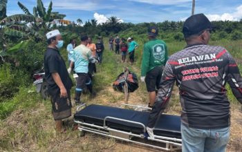 Relawan RPKS dan petugas gabungan di lokasi penemuan mayat.