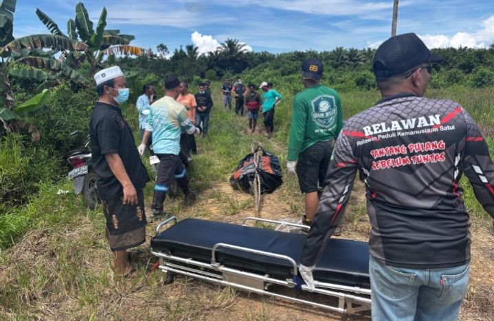 Relawan RPKS dan petugas gabungan di lokasi penemuan mayat.