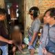 Seorang pria tanpa baju diamankan polisi di dalam rumah.