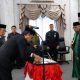 Andi Firmansyah menandatangani dokumen pelantikan disaksikan Wakil Bupati Balangan