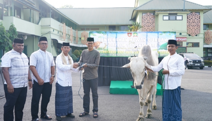 Prajurit Korem 101/Antasari membagikan daging kurban kepada warga.