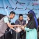 Penyerahan hewan kurban sapi oleh perwakilan Pertamina Patra Niaga kepada masyarakat.