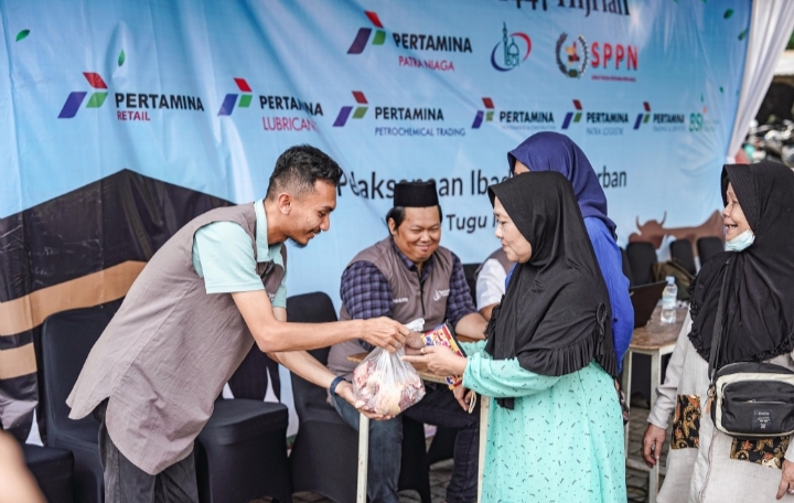 Penyerahan hewan kurban sapi oleh perwakilan Pertamina Patra Niaga kepada masyarakat.