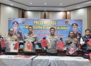 Kapolda Kalteng berdiri di depan barang bukti hasil pengungkapan kejahatan jalanan.