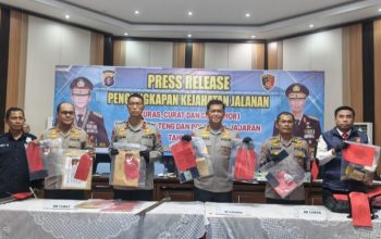 Kapolda Kalteng berdiri di depan barang bukti hasil pengungkapan kejahatan jalanan.