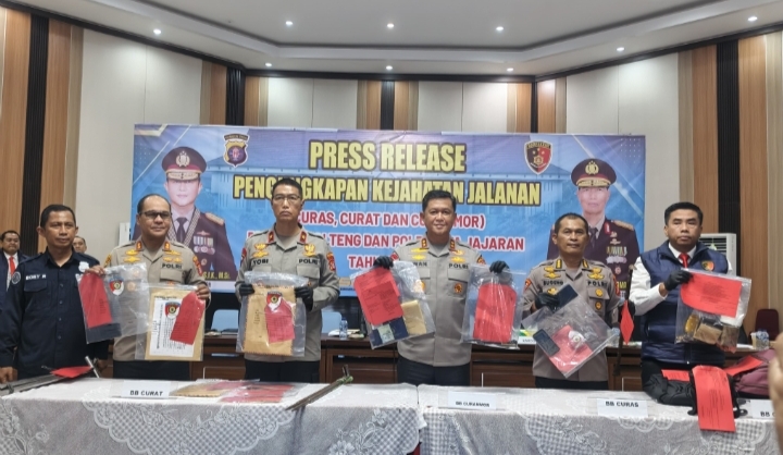 Kapolda Kalteng berdiri di depan barang bukti hasil pengungkapan kejahatan jalanan.