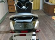 Motor Yamaha NMAX putih diparkir, terlihat kondisi masih bagus