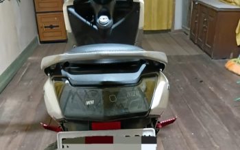 Motor Yamaha NMAX putih diparkir, terlihat kondisi masih bagus