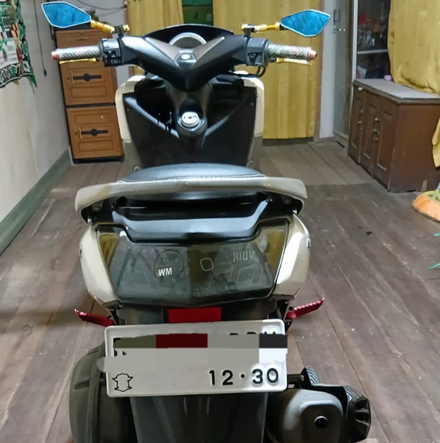 Motor Yamaha NMAX putih diparkir, terlihat kondisi masih bagus