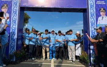 Bupati Kotabaru memotong pita tanda pembukaan festival di depan deretan stand UMKM