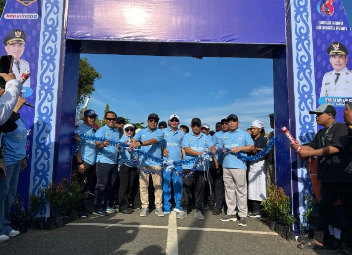 Bupati Kotabaru memotong pita tanda pembukaan festival di depan deretan stand UMKM