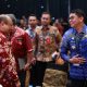 Bupati Tanah Bumbu Andi Rudi Latif berfoto bersama kepala daerah lainnya dalam Forum Orkestrasi Pembangunan Negeri Regional Kalimantan di Balikpapan.