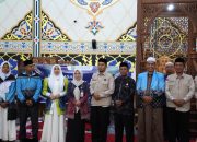 Sekda Tanah Bumbu Yulian Herawati bersama petugas dan calon jamaah haji dalam acara pelepasan jamaah haji di Masjid Agung Nurussalam Batulicin.