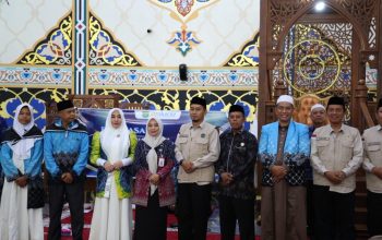Sekda Tanah Bumbu Yulian Herawati bersama petugas dan calon jamaah haji dalam acara pelepasan jamaah haji di Masjid Agung Nurussalam Batulicin.