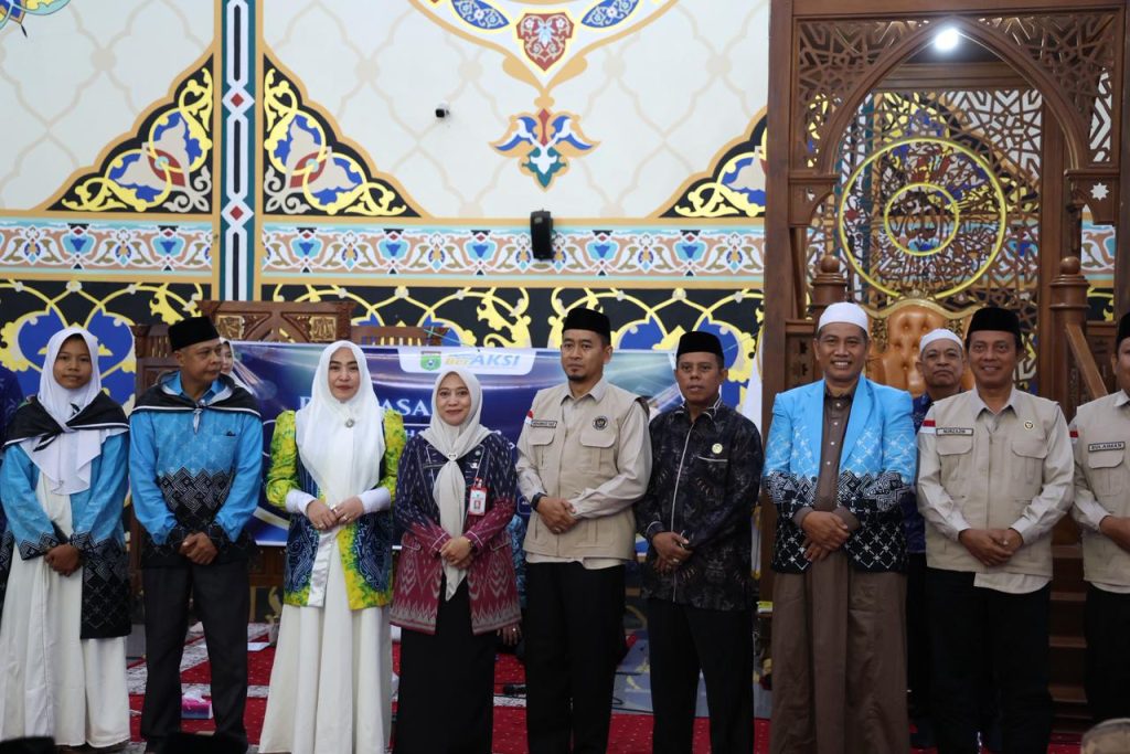 Sekda Tanah Bumbu Yulian Herawati bersama petugas dan calon jamaah haji dalam acara pelepasan jamaah haji di Masjid Agung Nurussalam Batulicin.