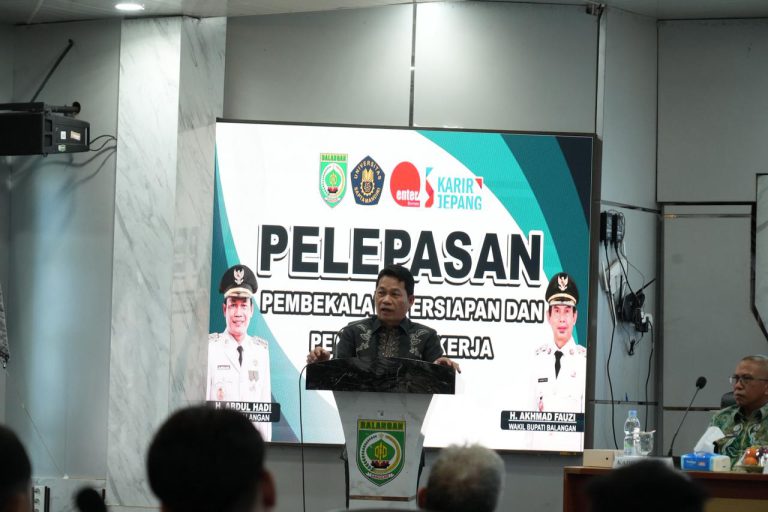 Bupati Balangan, Abdul Hadi, menyampaikan pidato.