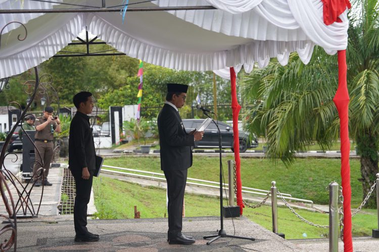 Wabup Balangan memberi hormat dalam upacara peringatan ALRI Divisi IV.