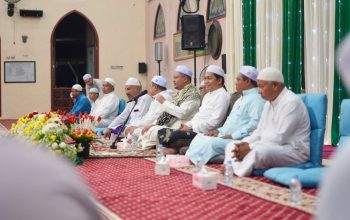 Jemaah menghadiri pembacaan manaqib dan doa haul Syekh Muhammad Samman al-Madani di Masjid Syuhada, Lampihong Kiri, Balangan.