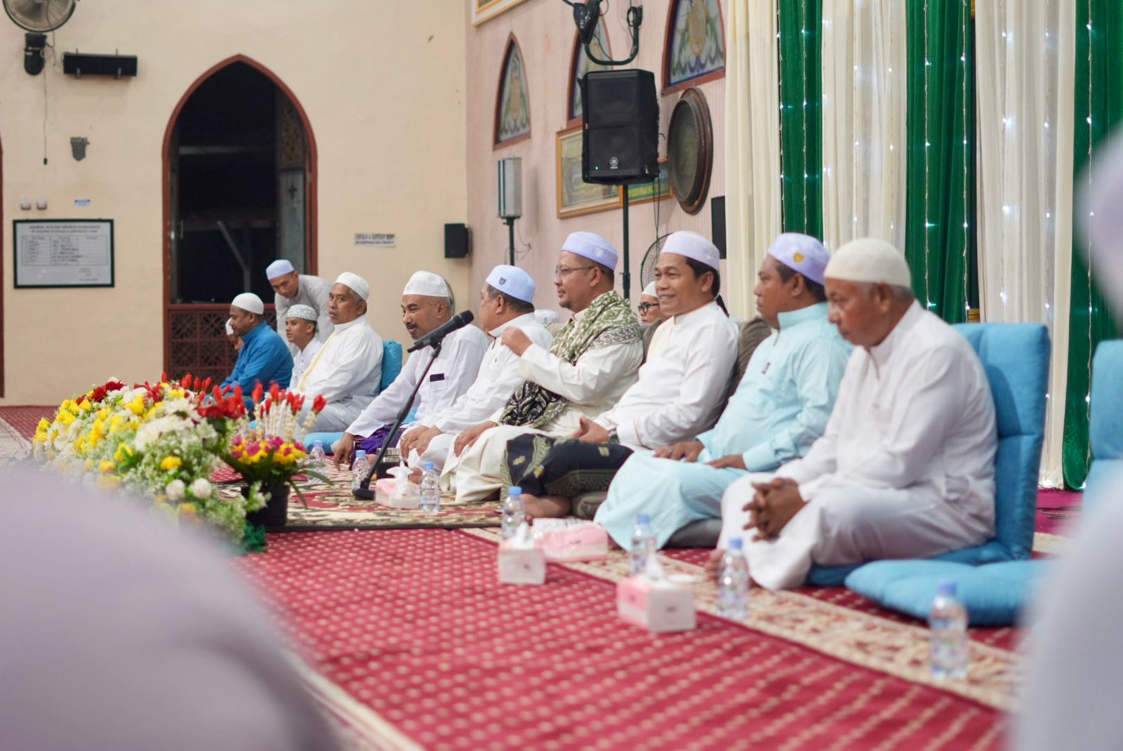 Jemaah menghadiri pembacaan manaqib dan doa haul Syekh Muhammad Samman al-Madani di Masjid Syuhada, Lampihong Kiri, Balangan.