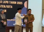 Bupati Balangan menerima dokumen LHP dari Kepala BPK Kalsel.