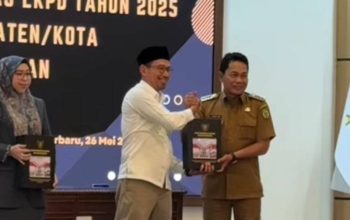 Bupati Balangan menerima dokumen LHP dari Kepala BPK Kalsel.