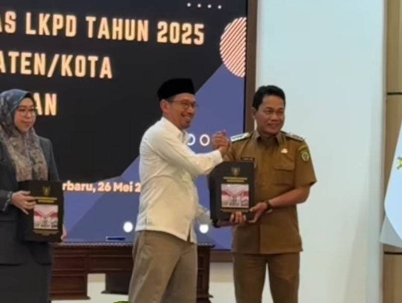 Bupati Balangan menerima dokumen LHP dari Kepala BPK Kalsel.