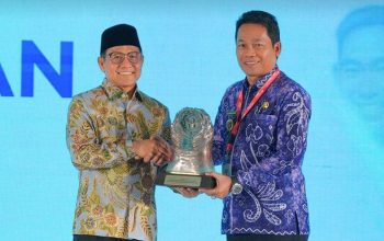 Bupati Balangan Abdul Hadi menerima penghargaan Paritrana Award 2026 dari Menko Pemberdayaan Masyarakat Muhaimin Iskandar di Jakarta.