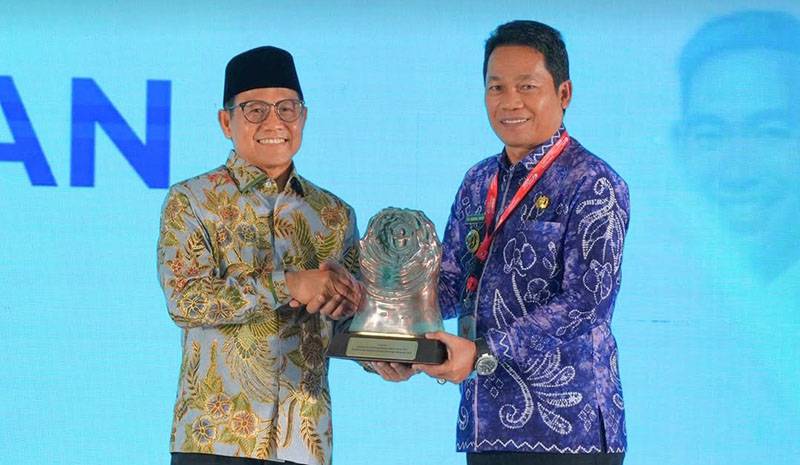 Bupati Balangan Abdul Hadi menerima penghargaan Paritrana Award 2026 dari Menko Pemberdayaan Masyarakat Muhaimin Iskandar di Jakarta.