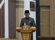 Wakil Bupati Balangan menyampaikan usulan 13 Raperda Propemperda 2026 di podium rapat paripurna DPRD Balangan