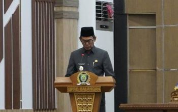 Wakil Bupati Balangan menyampaikan usulan 13 Raperda Propemperda 2026 di podium rapat paripurna DPRD Balangan