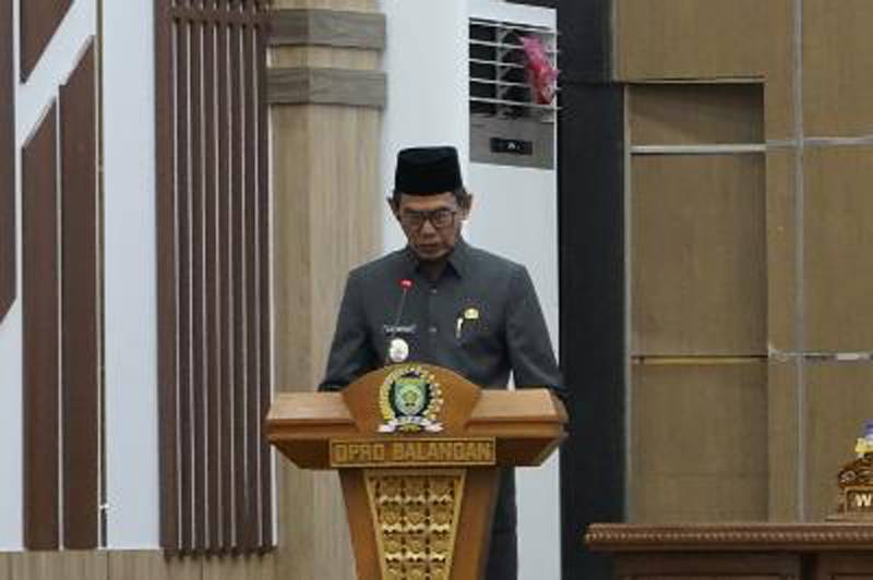 Wakil Bupati Balangan menyampaikan usulan 13 Raperda Propemperda 2026 di podium rapat paripurna DPRD Balangan