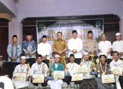 Bupati Pulang Pisau menyerahkan hadiah kepada peserta festival bedug.