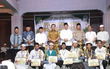Bupati Pulang Pisau menyerahkan hadiah kepada peserta festival bedug.
