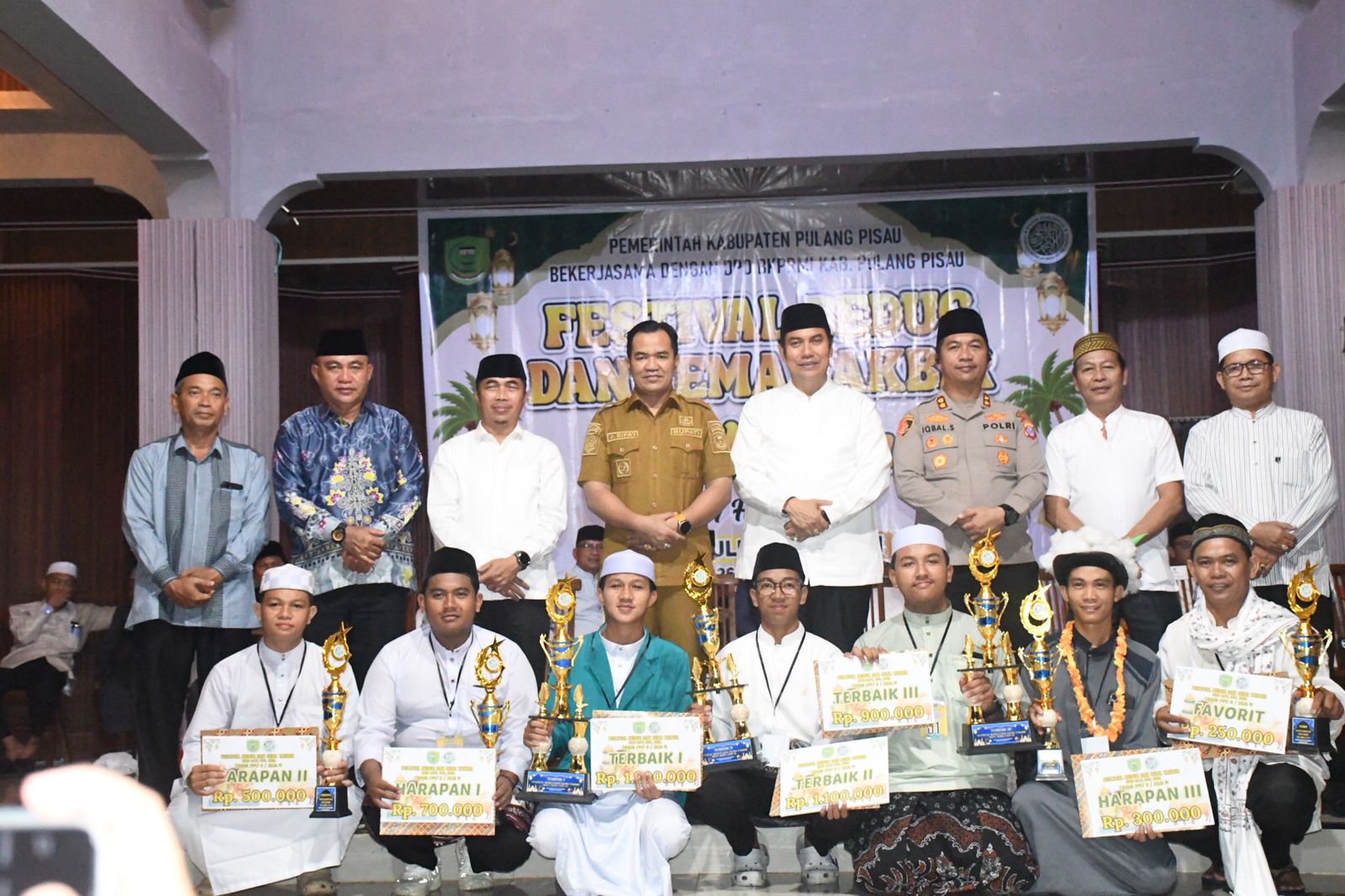 Bupati Pulang Pisau menyerahkan hadiah kepada peserta festival bedug.