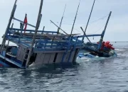 Ilustrasi kapal nelayan terbalik di laut setelah dihantam ombak dalam insiden kecelakaan laut di Bantul.