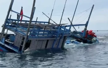 Ilustrasi kapal nelayan terbalik di laut setelah dihantam ombak dalam insiden kecelakaan laut di Bantul.
