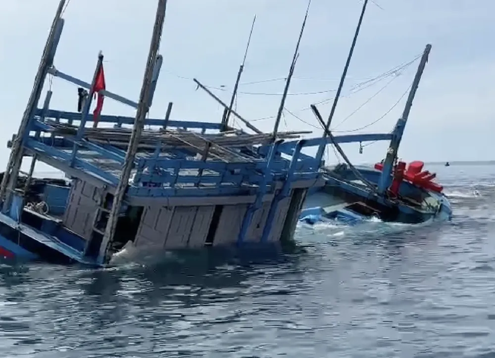 Ilustrasi kapal nelayan terbalik di laut setelah dihantam ombak dalam insiden kecelakaan laut di Bantul.