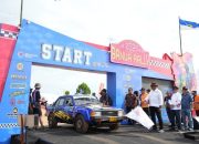 Gubernur Kalimantan Selatan H. Muhidin mengibarkan bendera start saat pelepasan peserta Banua Rally 2026 di Banjarbaru.