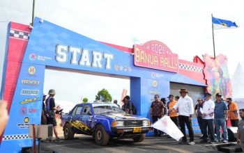 Gubernur Kalimantan Selatan H. Muhidin mengibarkan bendera start saat pelepasan peserta Banua Rally 2026 di Banjarbaru.