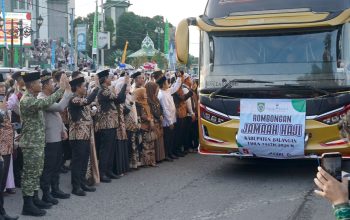 Bus rombongan jemaah haji Kabupaten Balangan diberangkatkan dari Masjid Agung Al-Akbar disaksikan keluarga dan pejabat daerah