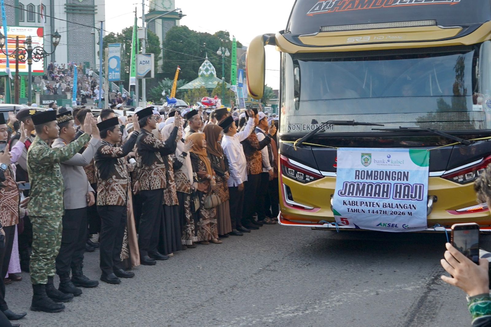 Bus rombongan jemaah haji Kabupaten Balangan diberangkatkan dari Masjid Agung Al-Akbar disaksikan keluarga dan pejabat daerah