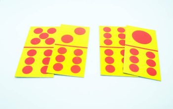 Ilustrasi permainan domino qyu-qyu menggunakan kartu domino yang diduga menjadi aktivitas perjudian di Muara Uya, Tabalong.