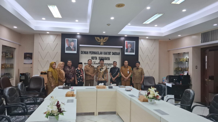 Komisi II DPRD Tanah Bumbu saat kunjungan kerja ke DPRD Kota Surabaya untuk mempelajari penguatan fungsi pengawasan legislatif