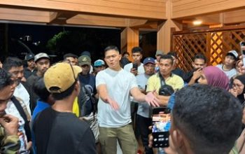 Suasana pembubaran nobar film dokumenter Pesta Babi di Ternate oleh aparat TNI di Pendopo Benteng Oranje, Maluku Utara.