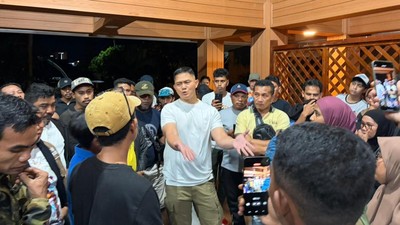 Suasana pembubaran nobar film dokumenter Pesta Babi di Ternate oleh aparat TNI di Pendopo Benteng Oranje, Maluku Utara.